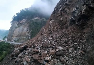 तुइन खोलामा पहिरो, नारायणगढ–मुग्लिन सडक एकतर्फी सञ्चालन
