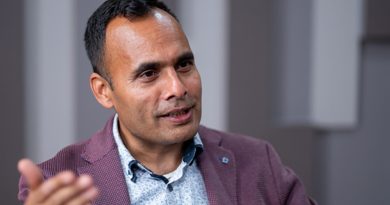 आइफोन वितरणबारे सञ्चार मन्त्री डा.विक्रम तिमिल्सिनाको खण्डन