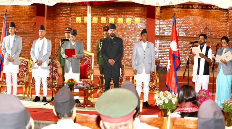 नवनियुक्त मन्त्रीद्वारा शपथ ग्रहण नवनियुक्त मन्त्रीद्वारा शपथ ग्रहण