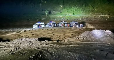रोशी खोलाको भेलमा गाडी हालेका पाँच चालक पक्राउ, ८९ यात्रुको सकुशल उद्धार