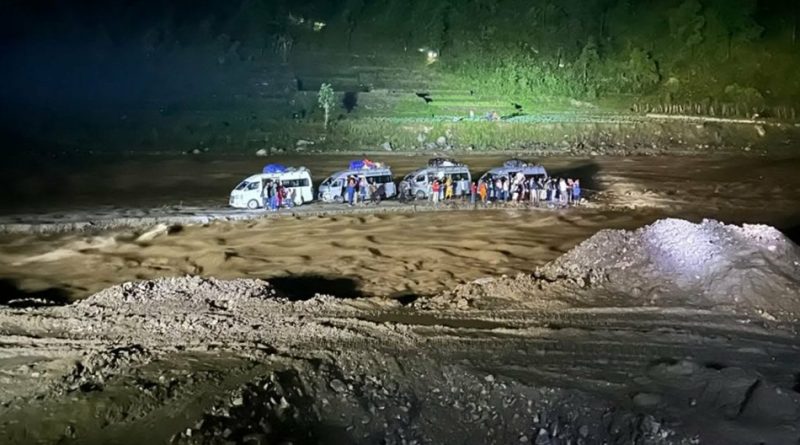रोशी खोलाको भेलमा गाडी हालेका पाँच चालक पक्राउ, ८९ यात्रुको सकुशल उद्धार