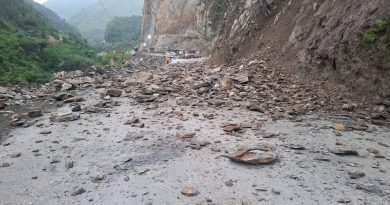 सुक्खा पहिरोका कारण नारायणगढ–मुग्लिन सडक अवरुद्ध