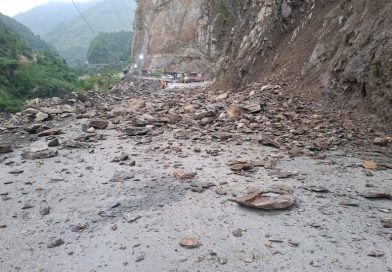 सुक्खा पहिरोका कारण नारायणगढ–मुग्लिन सडक अवरुद्ध