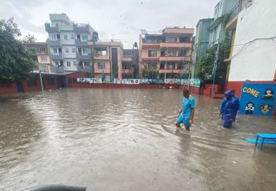 बागमतीमा डेब्रिज थुप्रिँदा काठमाडौंका सडक डुबानमा, ट्राफिक प्रहरीको निष्कर्ष बागमतीमा डेब्रिज थुप्रिँदा काठमाडौंका सडक डुबानमा, ट्राफिक प्रहरीको निष्कर्ष