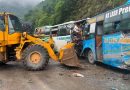 मुग्लिन–नारायणगढ सडकमा दुई बस र एक ट्रक ठोक्किँदा, २५ भन्दा बढी यात्रु घाइते