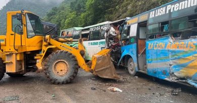 मुग्लिन–नारायणगढ सडकमा दुई बस र एक ट्रक ठोक्किँदा, २५ भन्दा बढी यात्रु घाइते