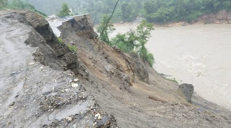 बाढीपहिरोका कारण विभिन्न सडकखण्ड अवरुद्ध